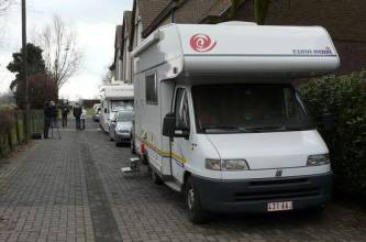 Juffen kamperen voor eigen schoolpoort (Foto: Axiradio)